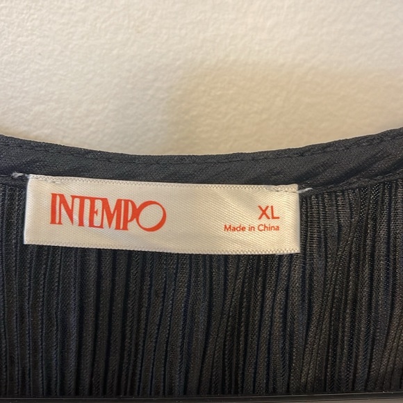 Women’s Top - Picture 2 of 3